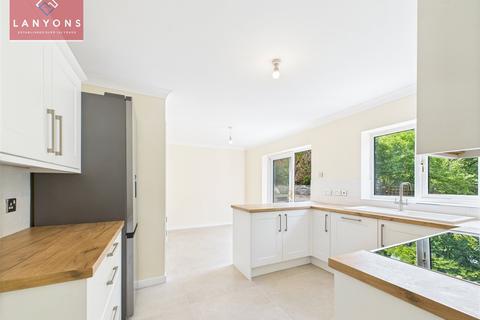 15 Druids Close, Treorchy, CF42 6LJ