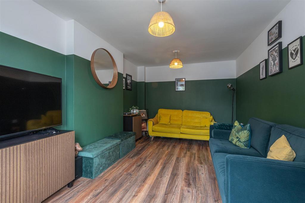 10 - 18 Long Hill Road HD2 1 PJ.jpg