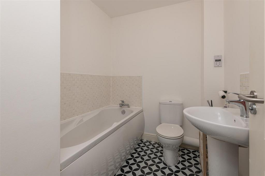 36 - 18 Long Hill Road HD2 1 PJ.jpg