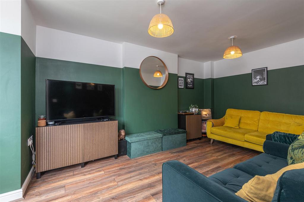 06 - 18 Long Hill Road HD2 1 PJ.jpg