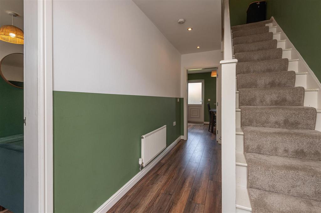 05 - 18 Long Hill Road HD2 1 PJ.jpg