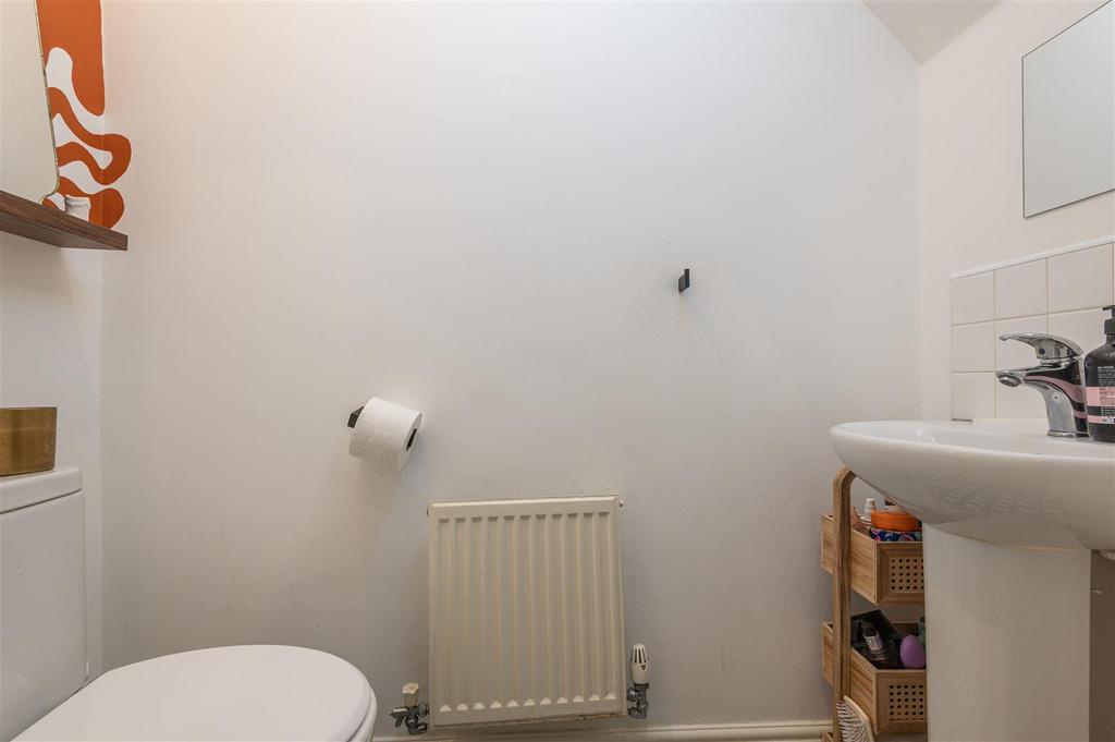 13 - 18 Long Hill Road HD2 1 PJ.jpg