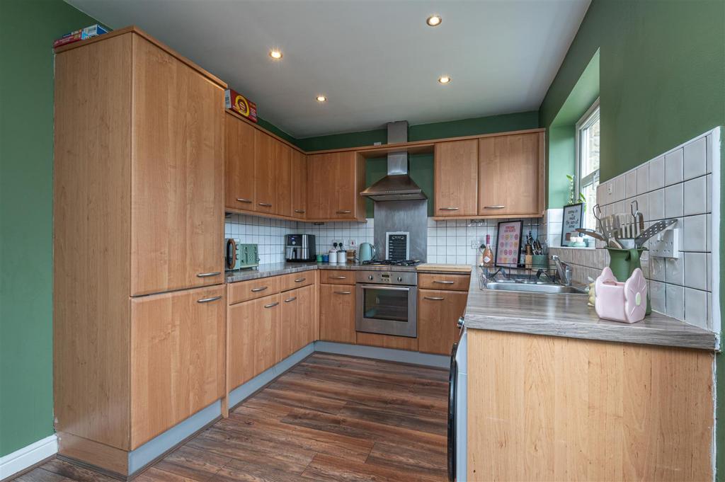 18 - 18 Long Hill Road HD2 1 PJ.jpg