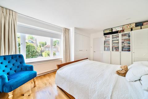 72a Oakleigh Park North, London, N20 9AS