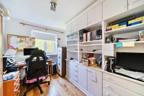 72a Oakleigh Park North, London, N20 9AS