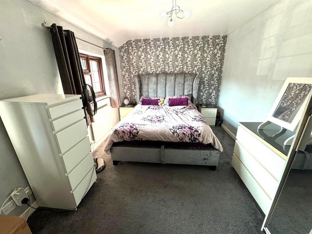 Bedroom 1 Pic 2