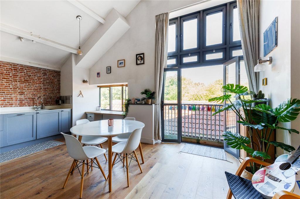 Kitchen/Dining Area