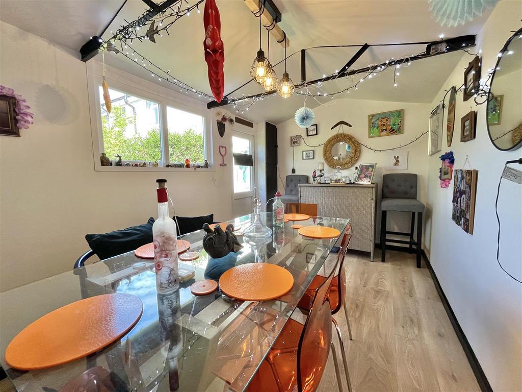 Detached Garage/Garden Room