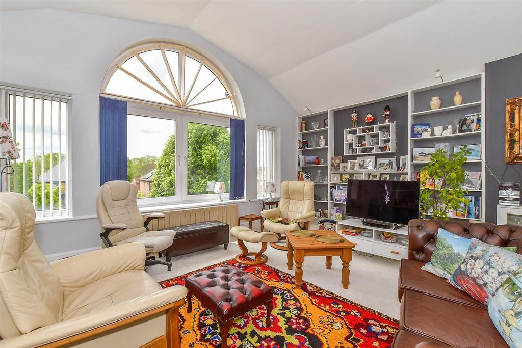 Lounge/ Kitchen