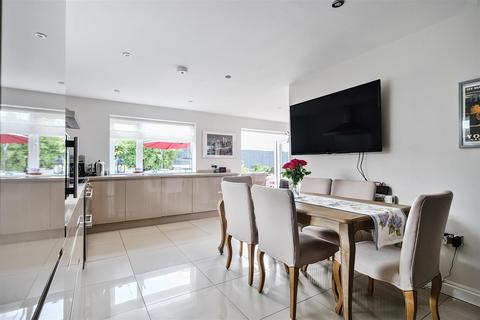 31 Caird Lawns, Devizes, SN10 3EB
