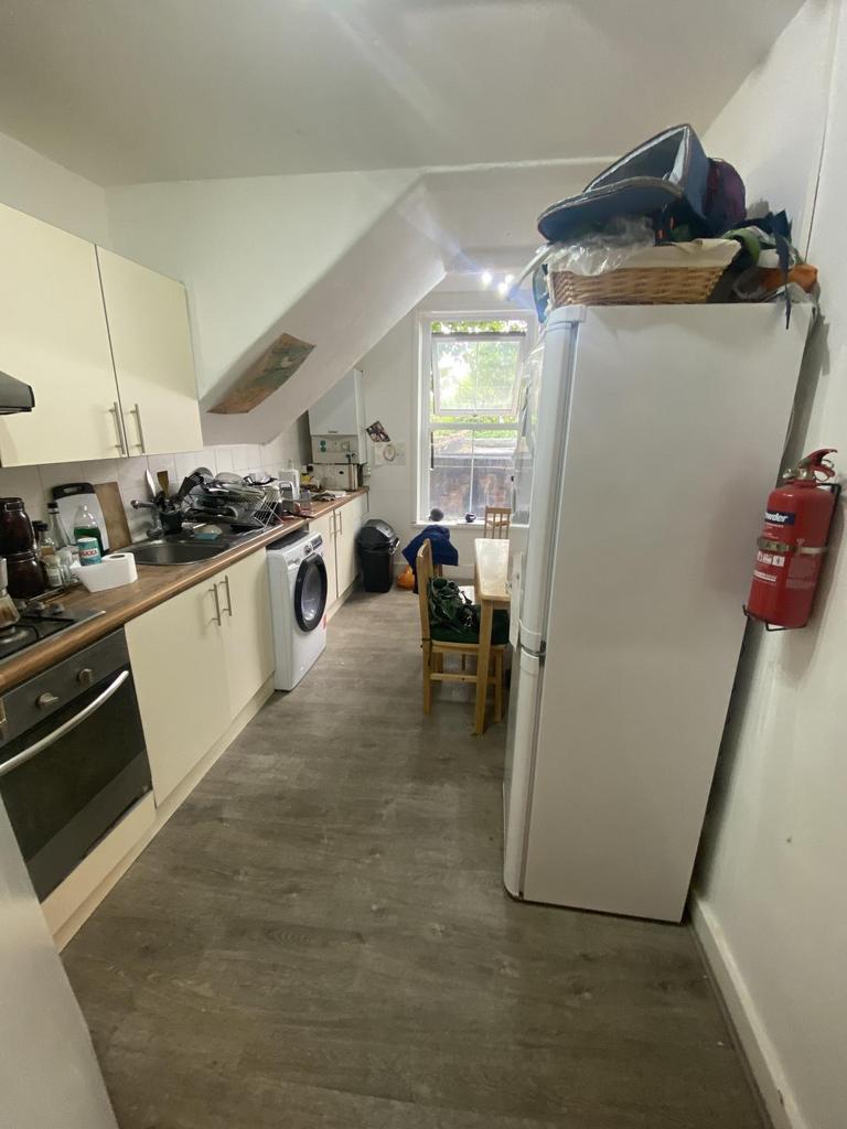 Three bedroom flat with Kitchen/diner and bathroo