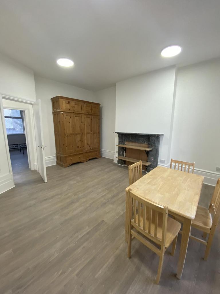 Three bedroom flat with Kitchen/diner and bathroo