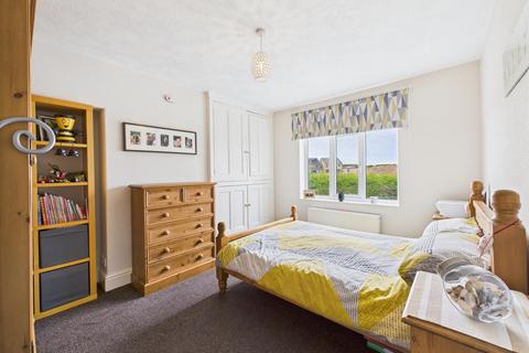 5 bedroom detached house for sale, North Marine Road, Flamborough