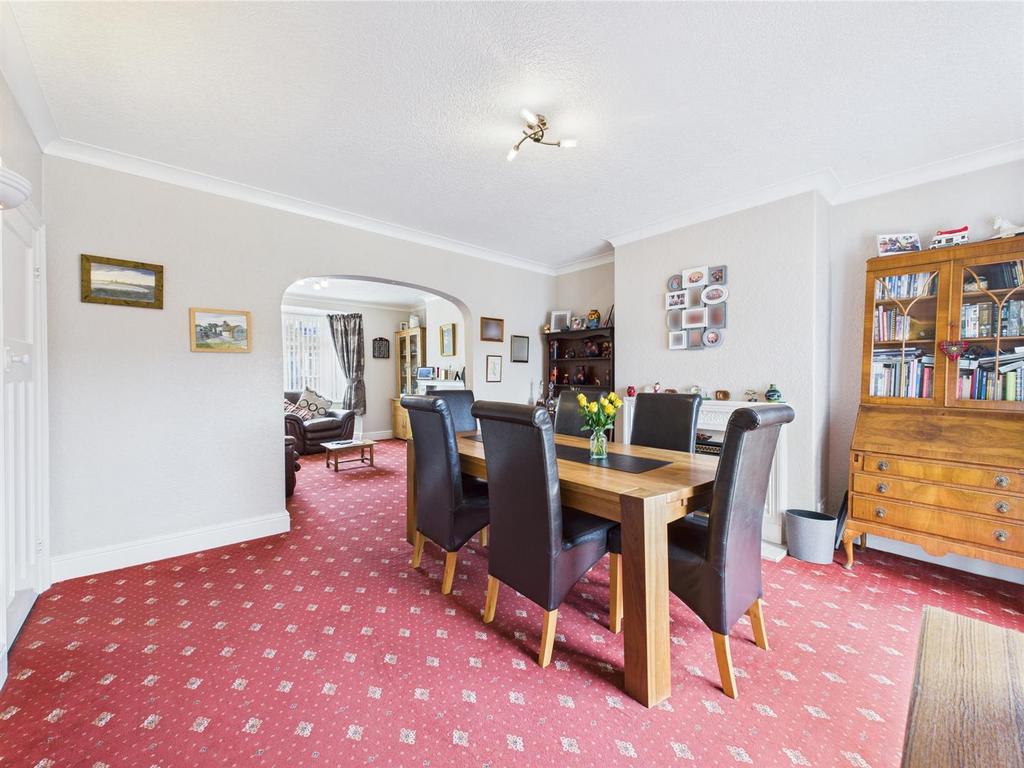 Dining room:
