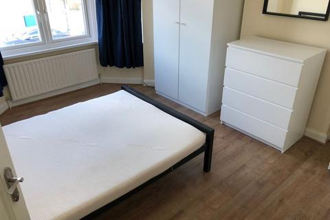 3 bedroom semi-detached house to rent, Ivanhoe Road, Hounslow, TW4