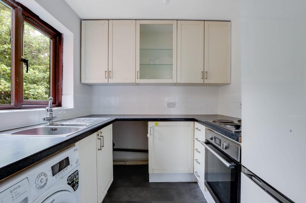 11-e69d JHProp World - 44 Ashurst Close - 7.jpg