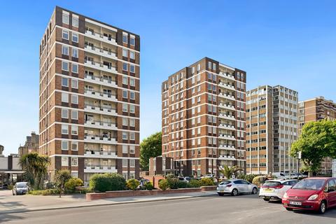 2 bedroom flat for sale, Grand Avenue, Hove, BN3