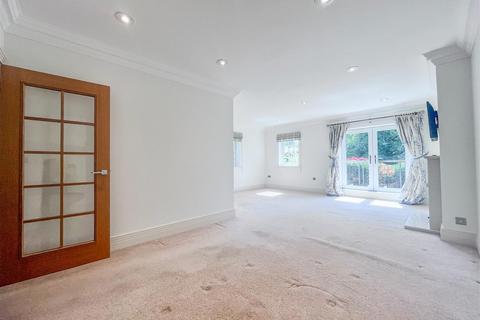 2 bedroom apartment to rent, Merry Hill Road, Bushey