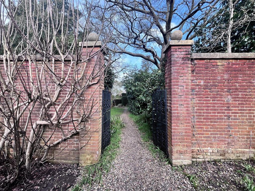 Walled garden.jpg