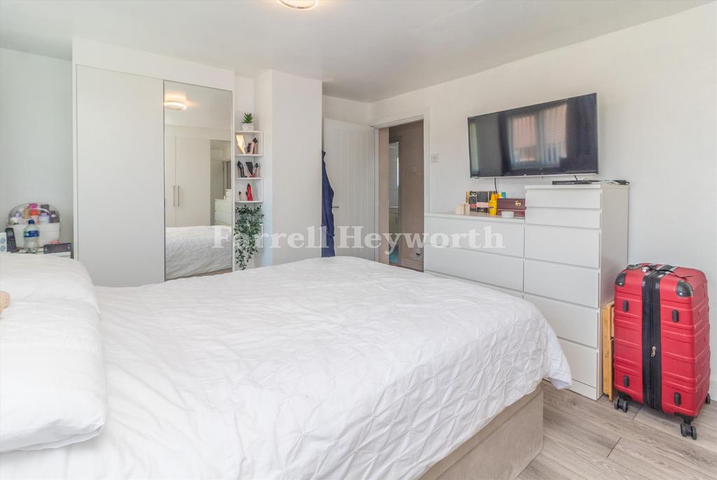 Bedroom 1 image 3