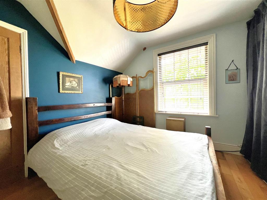 Bed 2.jpg