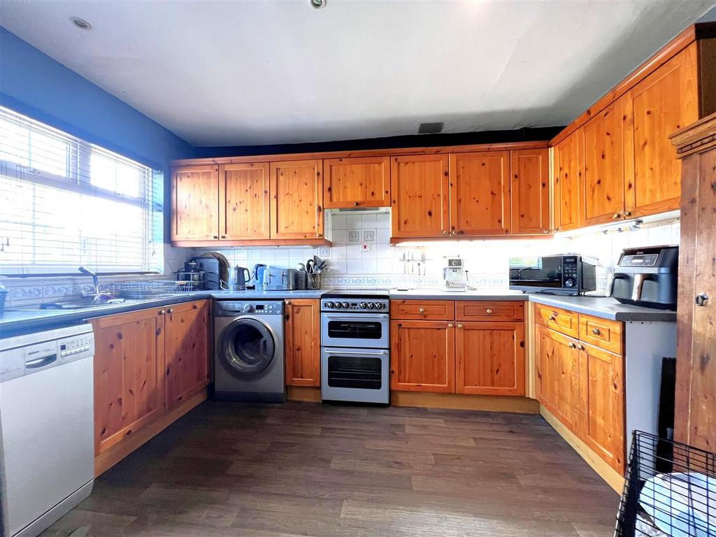 Kitchen 1.jpg