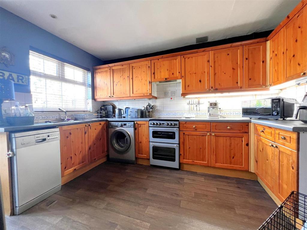 Kitchen 2.jpg