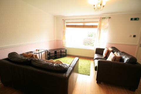 3 bedroom semi-detached house to rent, Howth Terrace, Glasgow G13