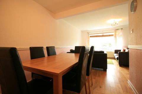 3 bedroom semi-detached house to rent, Howth Terrace, Glasgow G13