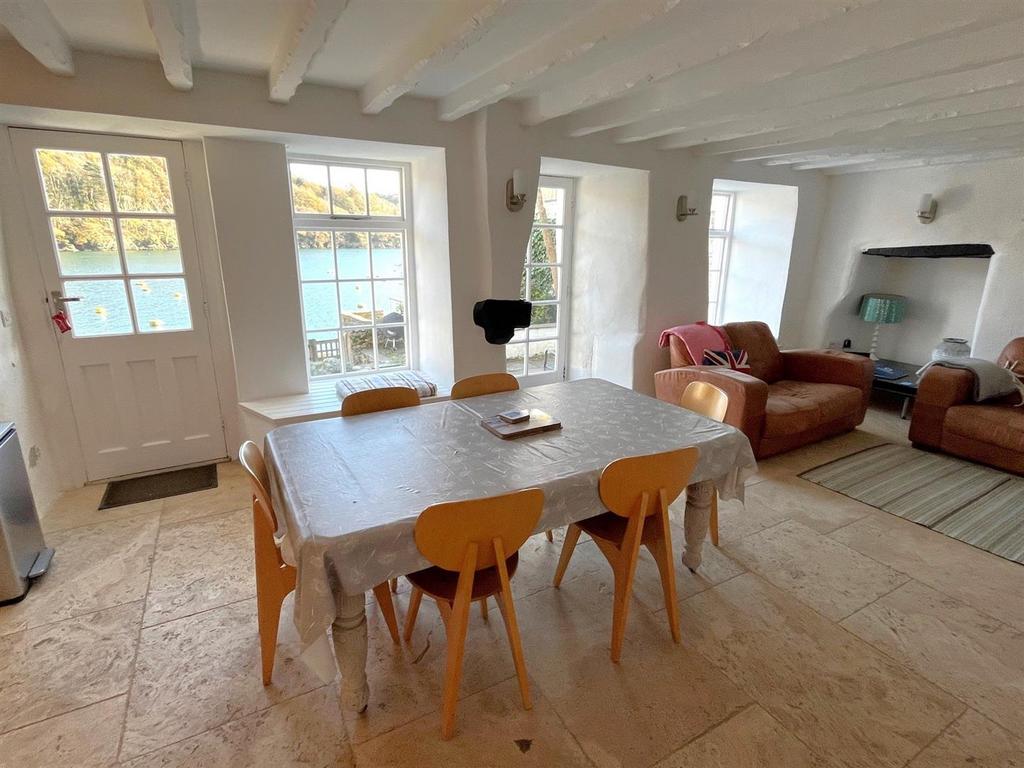 Living area 2.jpg
