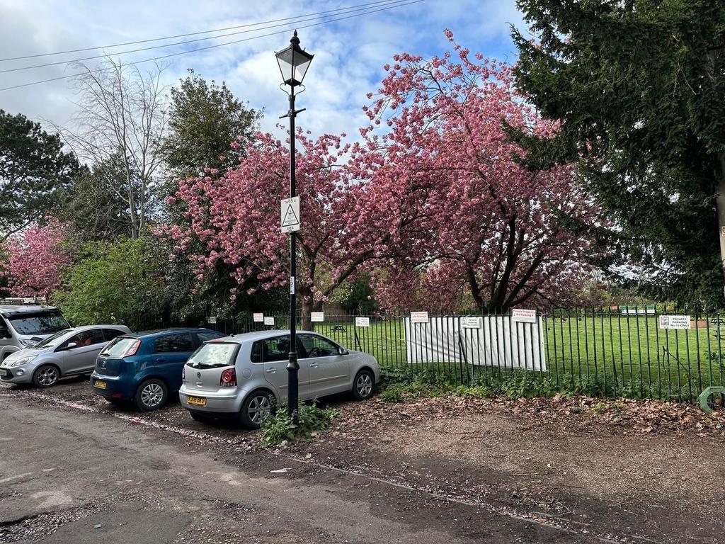 B Uxs-j4c YEWC p Bqc Du3uw.jpg