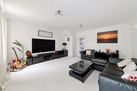 1 Upper Dunnymans, Banstead, SM7 2AP