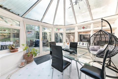 1 Upper Dunnymans, Banstead, SM7 2AP