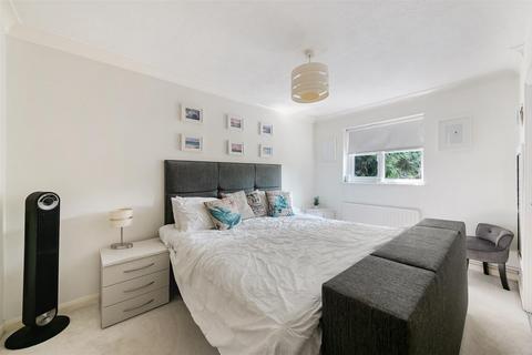 1 Upper Dunnymans, Banstead, SM7 2AP