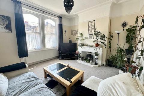 6 bedroom end of terrace house for sale, Savile Park Road, Halifax