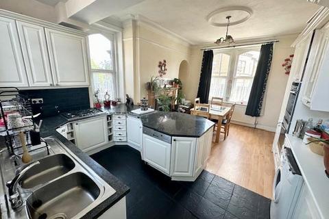 6 bedroom end of terrace house for sale, Savile Park Road, Halifax