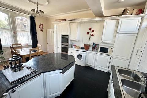 6 bedroom end of terrace house for sale, Savile Park Road, Halifax
