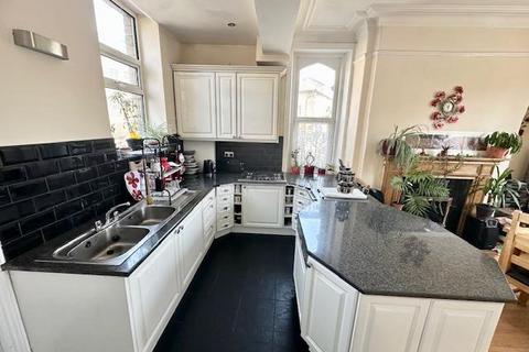 6 bedroom end of terrace house for sale, Savile Park Road, Halifax