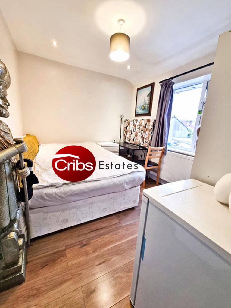 Semi- double Room To Let In Morden