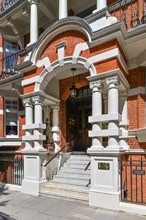 3 bedroom flat for sale, Cadogan Court, London SW3