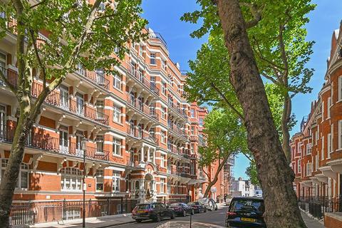 3 bedroom flat for sale, Cadogan Court, London SW3