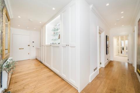 3 bedroom flat for sale, Cadogan Court, London SW3