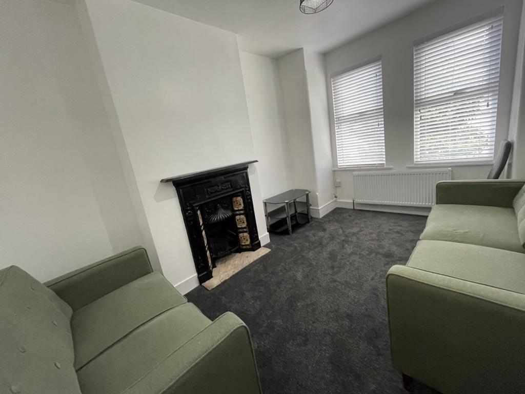 Chapter Road 2 bed flat - £1,750 pcm (£404 pw)