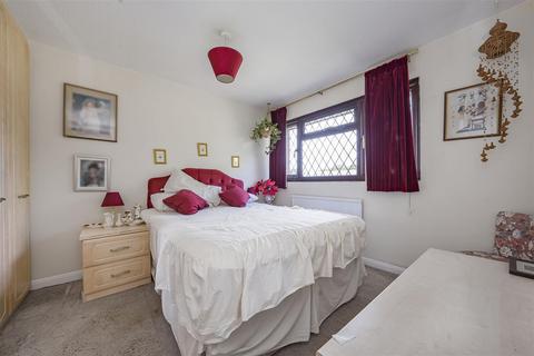 14 Basford Way, Windsor, SL4 4NF