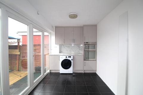 5 bedroom detached house to rent, Allenby Road, Southall UB1