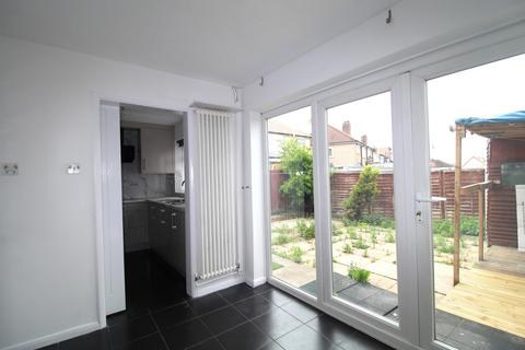 5 bedroom detached house to rent, Allenby Road, Southall UB1