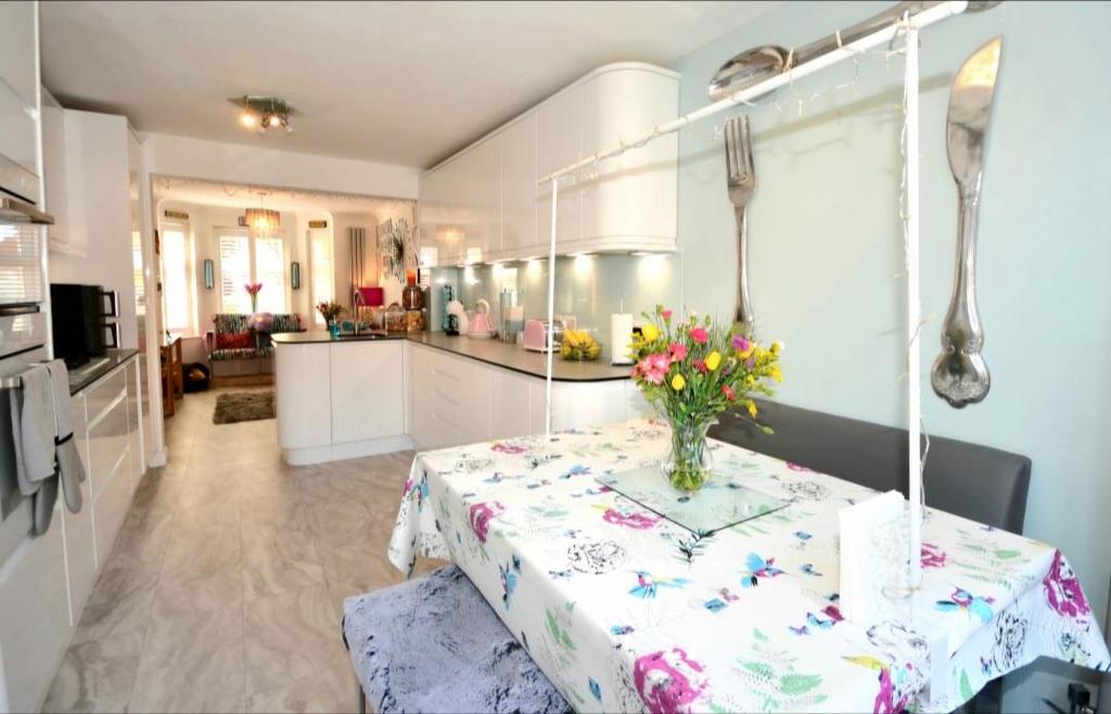 Refitted kitchen/dining