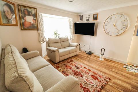18 Catharine Close, Chafford Hundred, Grays, RM16 6QH