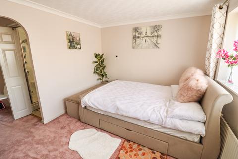 18 Catharine Close, Chafford Hundred, Grays, RM16 6QH