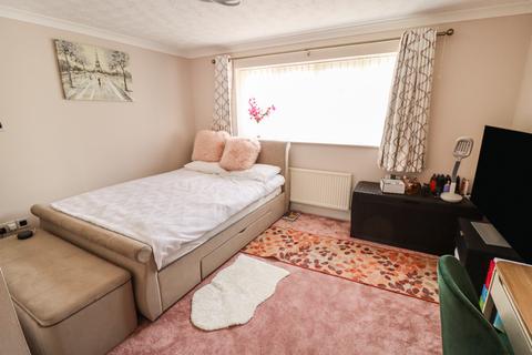 18 Catharine Close, Chafford Hundred, Grays, RM16 6QH